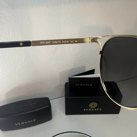 NEW VERSACE VE2237 CAT EYE SUNGLASSES FULL INCLUSION BRAND BLACK & GOLD SOLD OUT - Picture 16 of 16